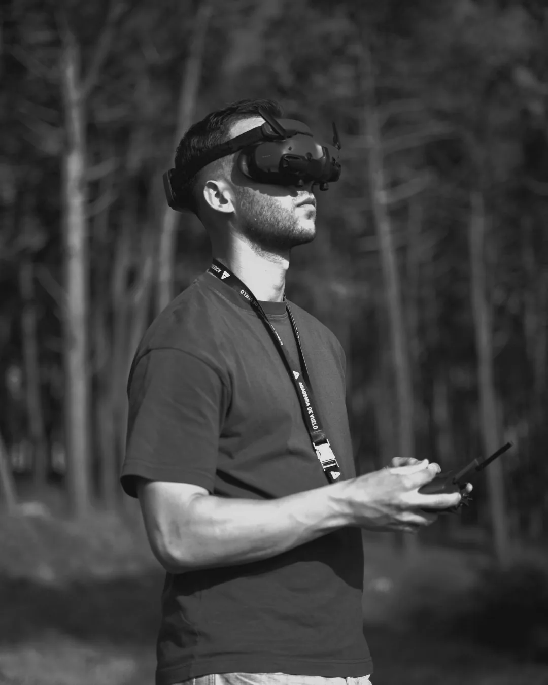 Fer Dorado pilotando un dron FPV con gafas de vuelo en un pinar de Galicia